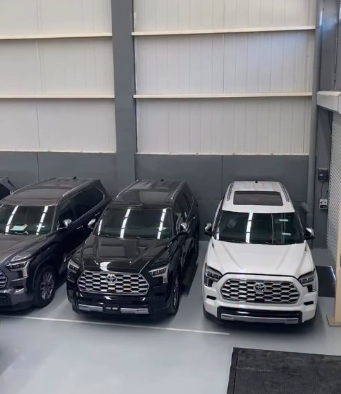 SUVs almacenadas en la bodega de CF Logistic